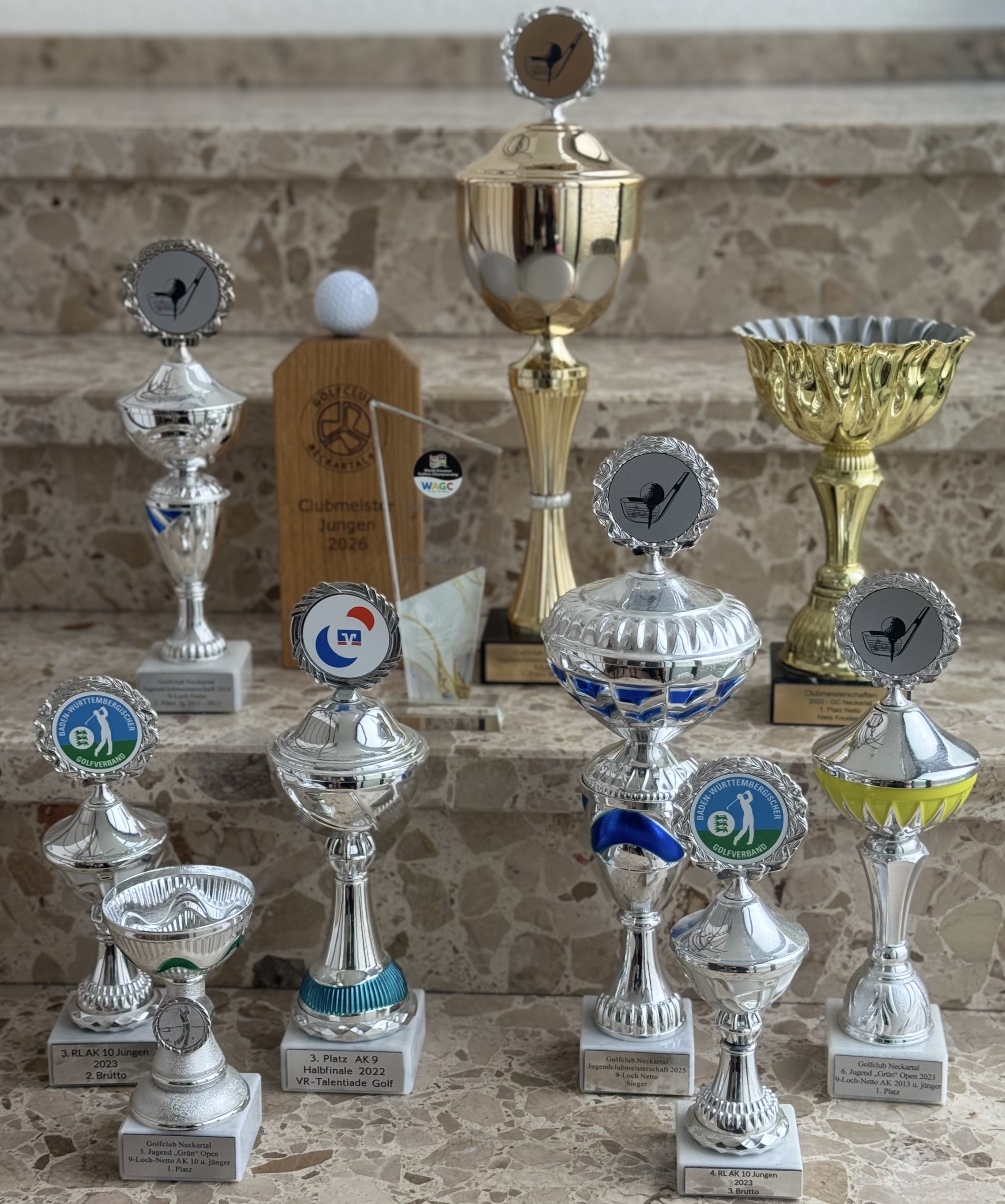 Pokalsammlung mit Golfpokalen und Clubmeister-Pokal 2026
